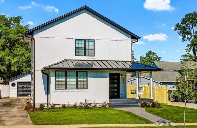 Cozy Downtown Farmhouse on Wells, 5BR 3 BA Sleeps 15!!