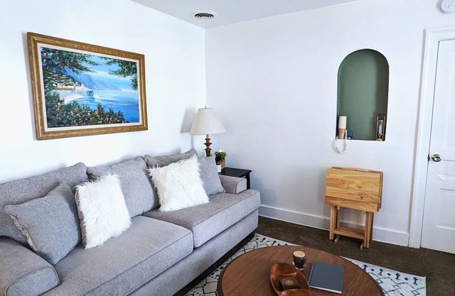 Cozy Downtown Lapeer Apartment