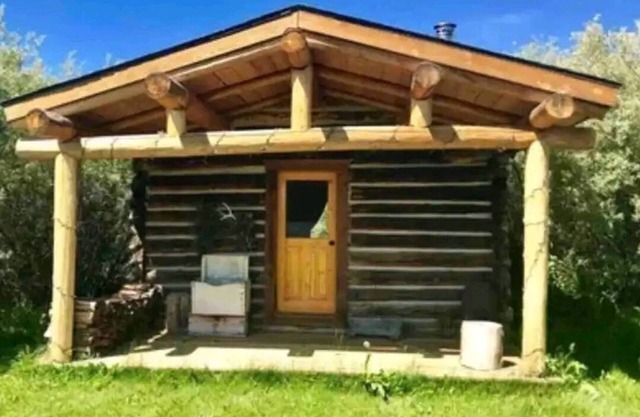 Cozy dry cabin in tranquil Wisdom with WiFi
