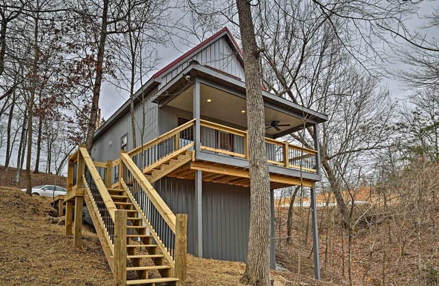 Cozy East Bernstadt Cabin w / Porche, Fire Pit & Pond