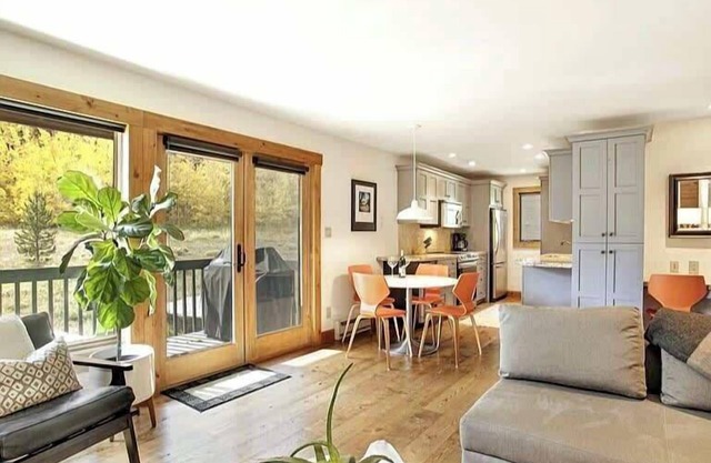 Cozy East Vail Retreat with Fireplace, 2 Balconies