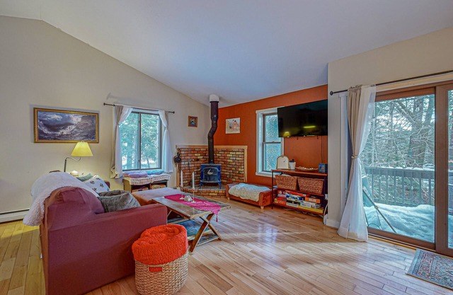 Cozy end-unit dog-friendly condo w/ patio, balcony, board games, w/d, wifi, TVs