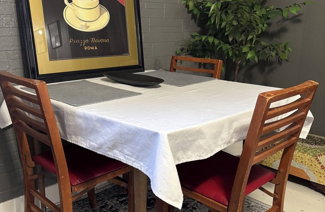 Cozy European Cafe Style Downstairs Full Apt. - 1 Block to UW - No SMKG, No Pets
