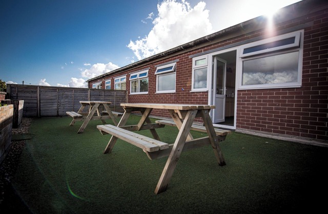 Cozy Family Apartment | Manchester Airport | Free Parking | Sleeps 8