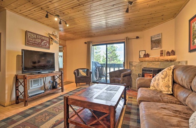 Cozy Family Condo in Mammoth Lakes with Balcony