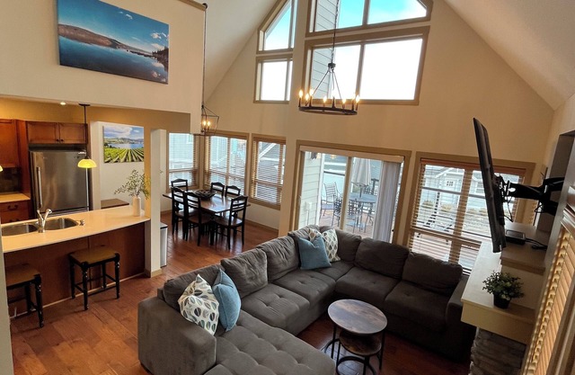 Cozy Family Cottage with Fantastic Lake Views at La Casa Resort