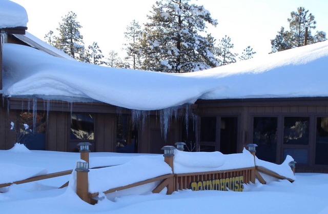 Cozy family friendly lodge with WiFi, indoor pool and spa in charming Pinetop
