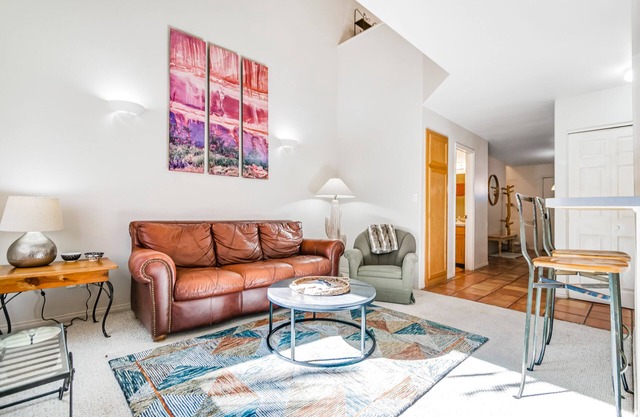 Cozy, Family-Friendly Townhouse with Free WiFi & a Seasonal Shared Pool & Spa