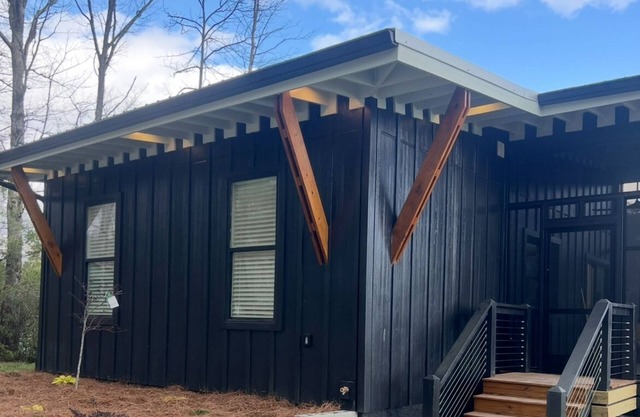 Cozy family friendly 2 bedroom lakefront cottage in charming Tracy City TN