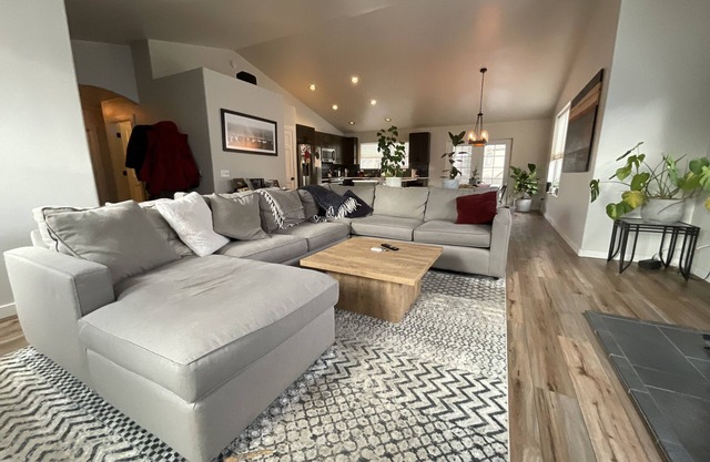 Cozy family home, perfect mid valley location
