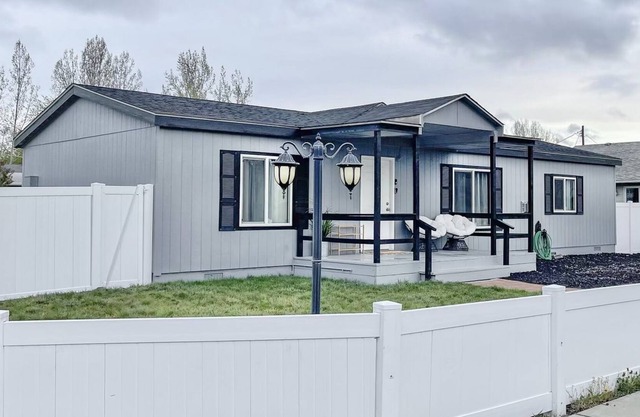 3 Bed | 2 Bath cozy home with a great location!