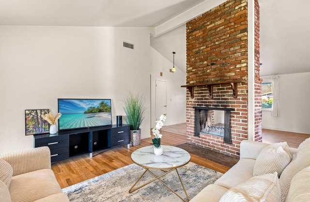 Cozy Family Retreat With Fireplace Spacious Yard