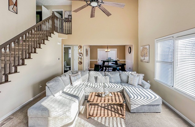 Cozy Family-sized house. Pet Friendly!