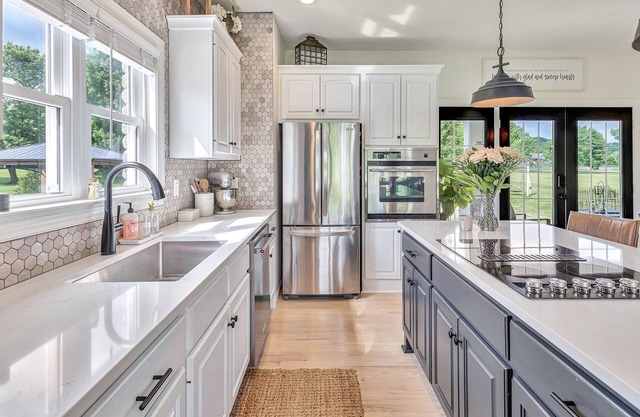 Cozy Farmhouse Cottage. Family retreat in Historic Franklin. Hot Tub!
