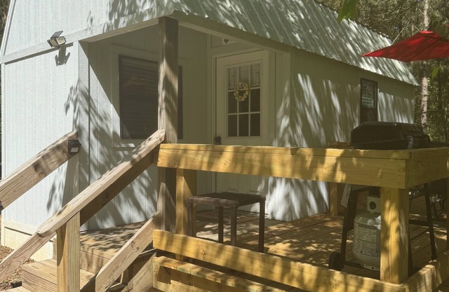 Cozy fisherman cabin step from Lake Sam Rayburn