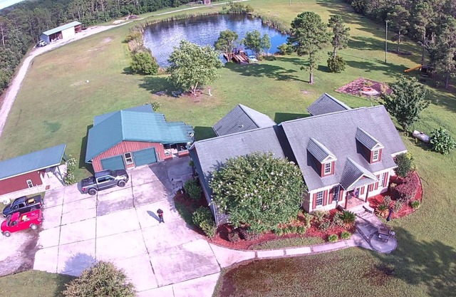 Cozy fishing cabin with stocked pond, near Savannah. Fenced- pet friendly!!!