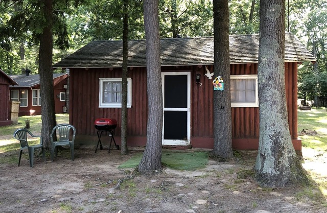 Cabine confortable "Flip Flops" dans les bois avec façade et accès au lac Pentwater