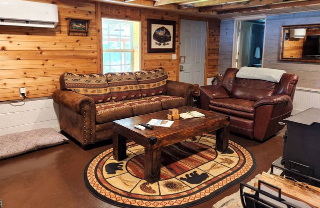 Cozy Forest Earth Cabin with 95 acres of wildlife and hummingbird watching