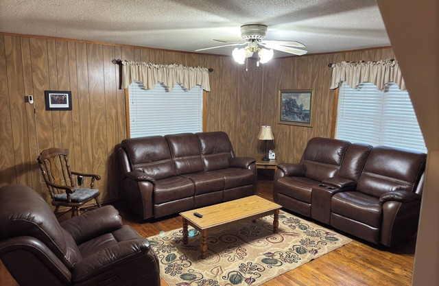 Cozy four bedroom, two bathroom home a few miles from Lake Moultrie and Marion