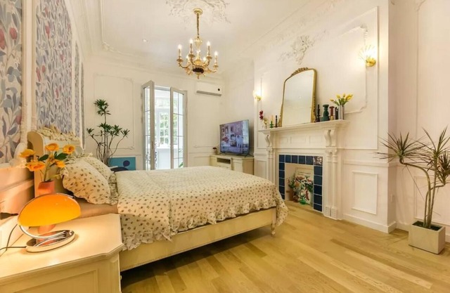Cozy French-style 1-bedroom apartment walk to XinTianDi, HuaiHai Road