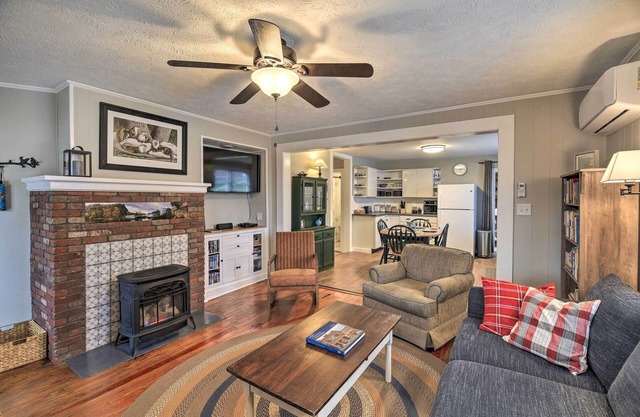Cozy Fries Escape w/ Mountain & River Views!