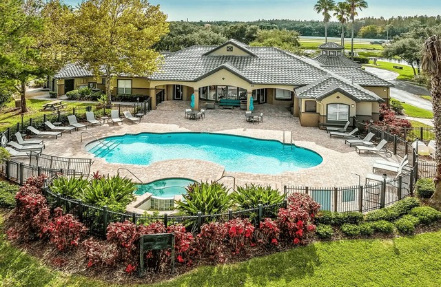 Cozy Gem in Tampa w/all Amenities, Pool, Hot Tub, Gym, Tennis Court!