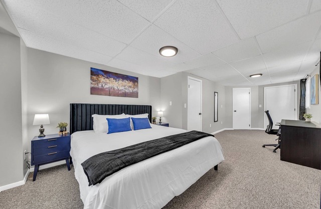 Cozy Getaway 3 Min to Lake l WiFi Parking Laundry