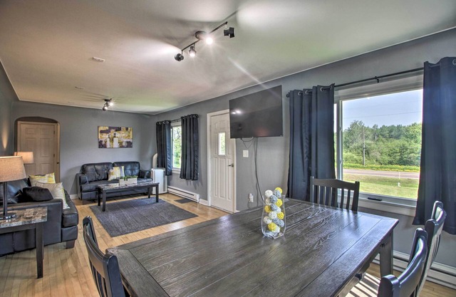 Cozy Getaway: 5 Miles to Duluth & Lake Superior!