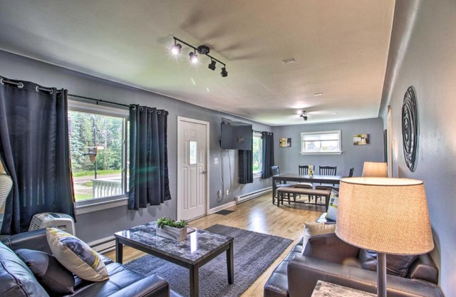 Cozy Getaway 5 Miles to Duluth and Lake Superior!