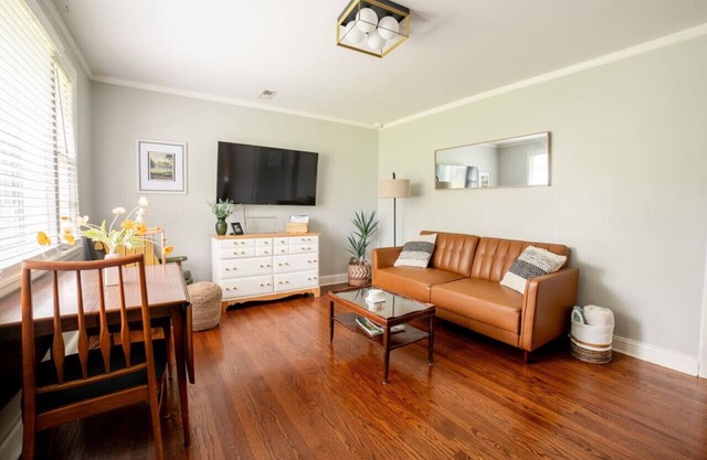 Cozy Getaway|Mins to Downtown, Broadway & Airport