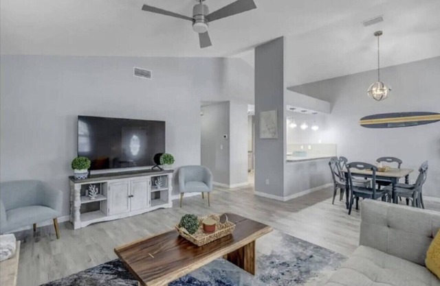 Cozy Getaway - Close to Beach Fun and Mayo Clinic!