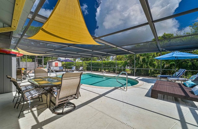 Cozy Getaway with pool and minutes to the beach!!!