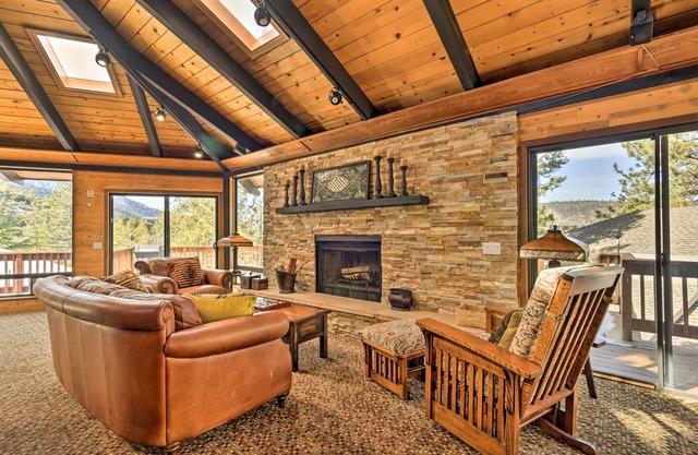Cozy 'Grand Woodland' Cabin w/ Mountain Views