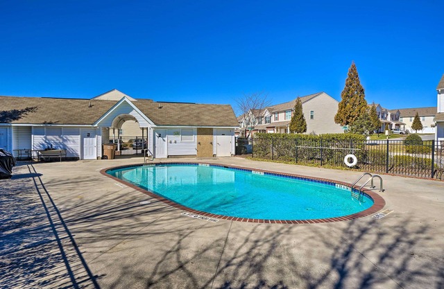 Cozy Greensboro Townhome w/ Community Pool & Grill