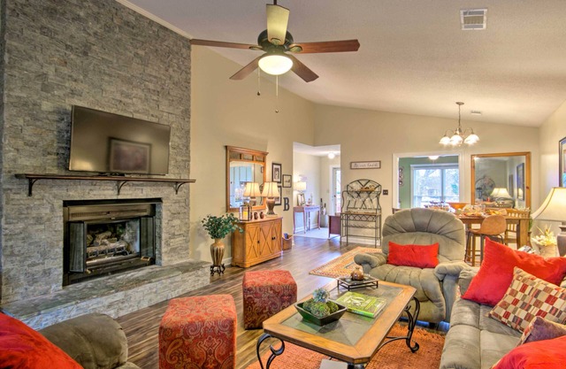 NOUVEAU! Cozy Greenwood Condo w / Patio - 2 mi à Dwtn!