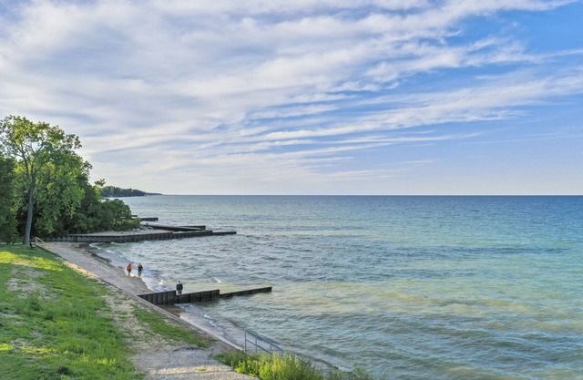 Cozy Grey Cottage 500 ft to beach
