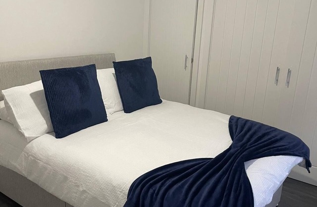 Cozy Ground Floor Flat in Sutton with Parking Space free and Pets Friendly