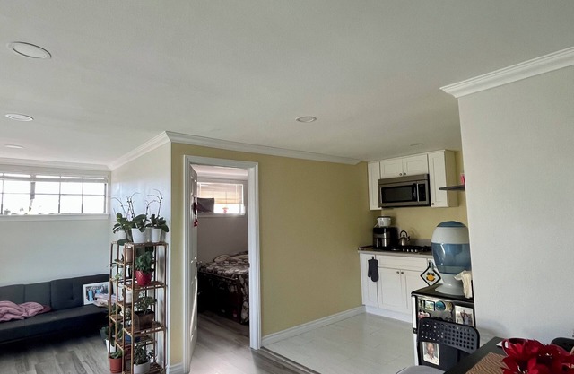 Cozy guesthouse with AC and WiFi in peaceful Fountain Valley