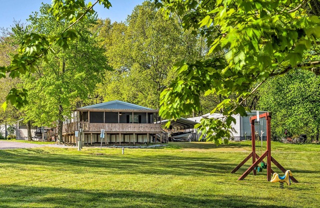 Cozy Hardin Retreat w/ Lake Kentucky View!