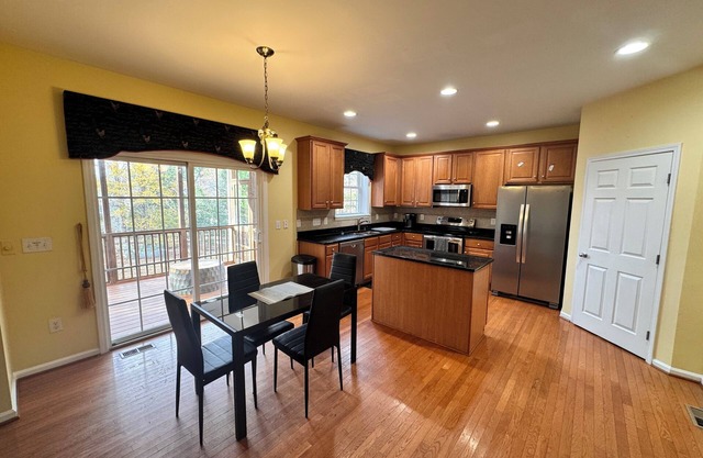 Cozy Haven in pleasant Holly Springs with jacuzzi, fireplace & outdoor firepit