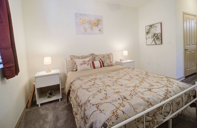 COZY HIDEAWAY ONLY A SHORT DRIVE FROM LOCAL BEACHES, BASES AND ATTRACTIONS