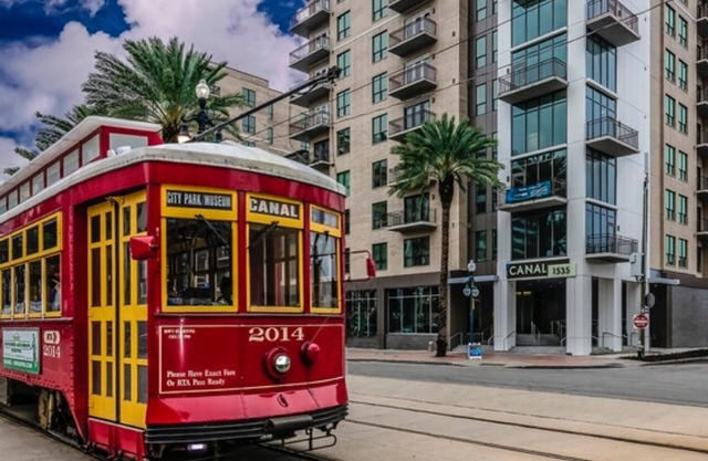 Cozy High rise on Canal St w/balcony!! Only 4 mins to Super Bowl & Bourbon St!
