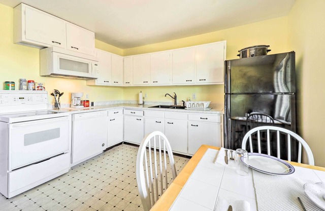 NEW! Cozy Highland Heights Apt: 8 Mi to Cincinnati