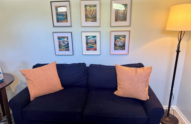 Cozy Hiker's Rest Stop with A/C, and Wifi in beautiful Agua Dulce.
