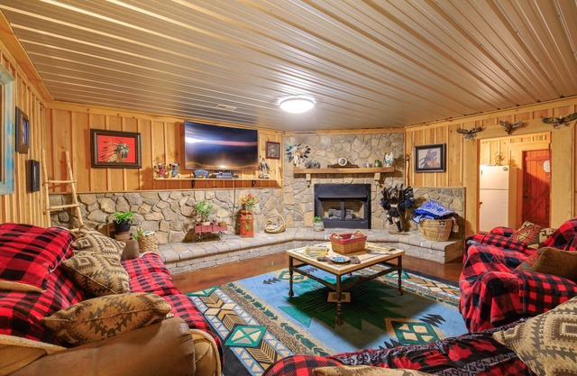 Cozy Hiltons Apartment w/Fireplace & River Access