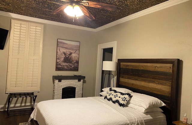 Cozy Historic Carriage apt. Steps from dining / boutiques/ entertainment!