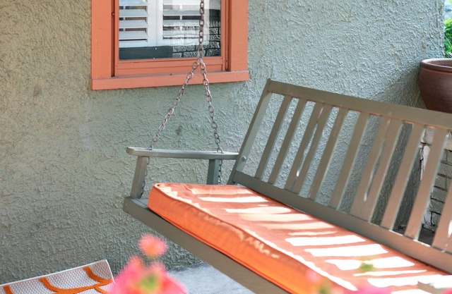 Cozy, historic cottage in the middle of Hallmark!