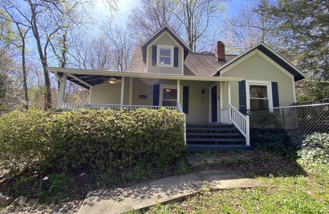 Cozy historic cottage in the woods. 10 minute walk to town