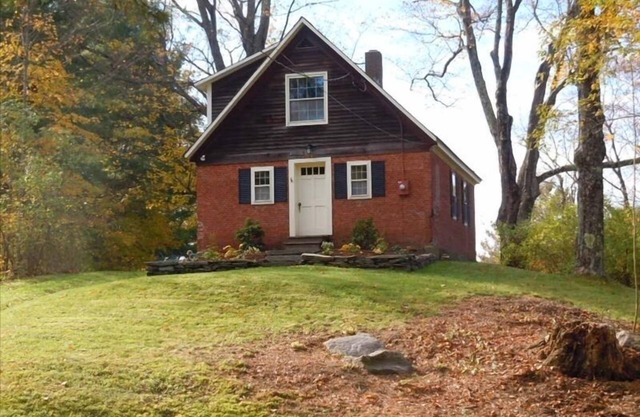 Cozy Cottage Hilltop historique avec vue sur le mont Ascutney
