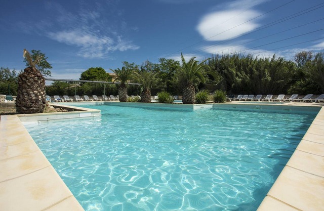 Maison de vacances confortable 7p dans un parc de vacances avec grande piscine à Arles, wifi, climatisation